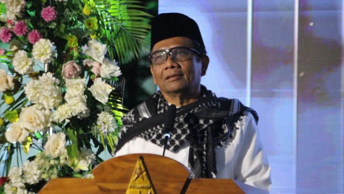 Menko Polhukam Mahfud Md menyampaikan tausiah di peringatan 1.000 hari wafatnya KH Salahuddin Wahid atau Gus Solah di Jombang. Dalam ceramahnya, ia membeberkan beberapa nilai yang bisa diteladani dari sosok adik kandung Gus Dur tersebut.