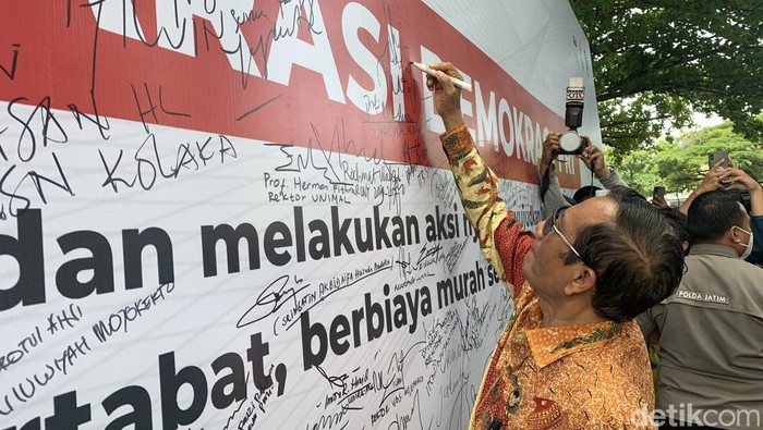 Menkopolhukam Mahfud Md di Forum Rektor Indonesia di Surabaya
