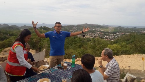 Menteri Pariwisata dan Ekonomi Kreatif Sandiaga Salahuddin Uno saat berada di view point Parapuar, Labuan Bajo, Manggarai Barat, Nusa Tenggara Timur (NTT), Sabtu (29/10/2022).