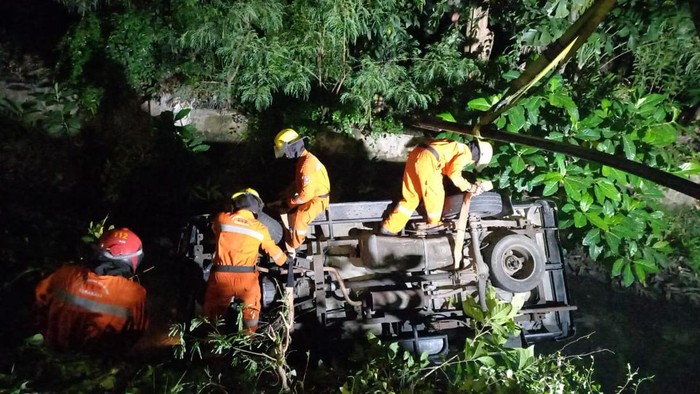 mobil tercebur sungai di surabaya