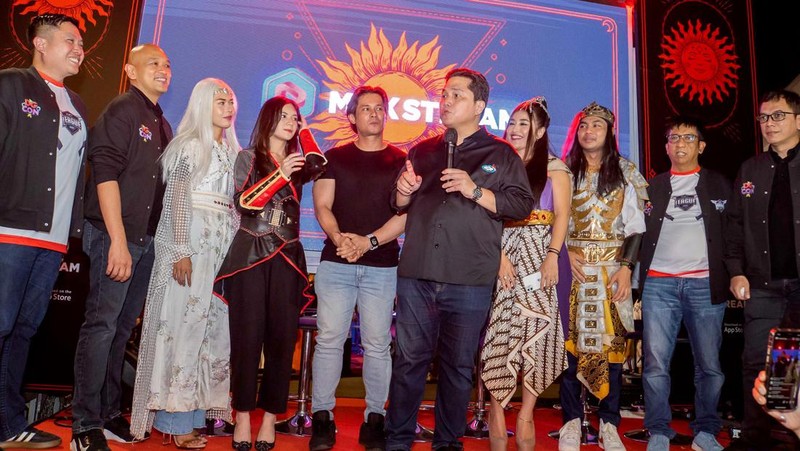 Menteri BUMN Erick Thohir turut memeriahkan puncak acara Dunia Games League (DG Con 2022) di Senayan Jakarta. Begini potret keseruannya.