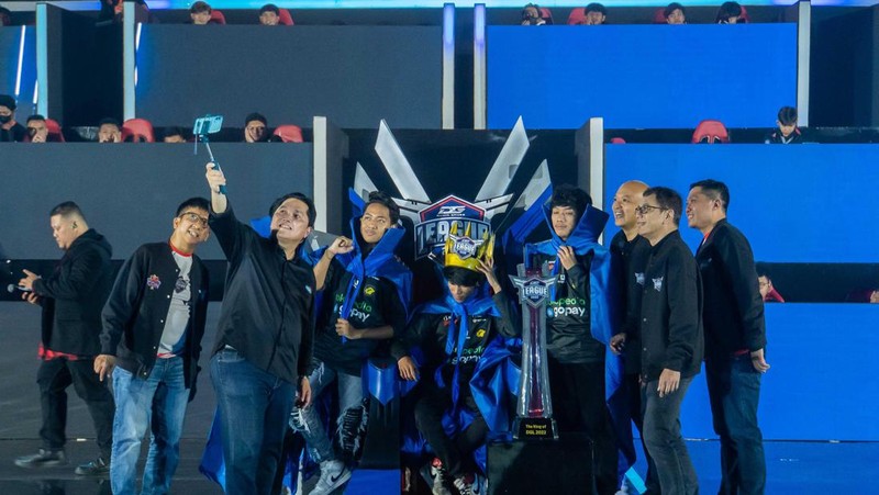 Menteri BUMN Erick Thohir turut memeriahkan puncak acara Dunia Games League (DG Con 2022) di Senayan Jakarta. Begini potret keseruannya.