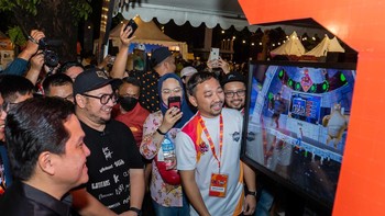 Erick Thohir (kiri) juga sempat menyaksikan DG Con 2022 melalui platform DG Verse yang mengusung teknologi virtual world dengan 3D metaverse untuk menikmati berbagai keseruan di tiap zona virtual yang tersedia.