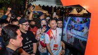 Menteri BUMN Erick Thohir turut memeriahkan puncak acara Dunia Games League (DG Con 2022) di Senayan Jakarta. Begini potret keseruannya.