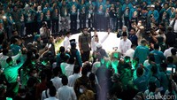 Prabowo menyapa kader PKB sebelum naik ke atas panggung.