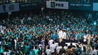 Sejumlah kader PKB menyalami probowo di sela-sela acara Road to Election 2024.
