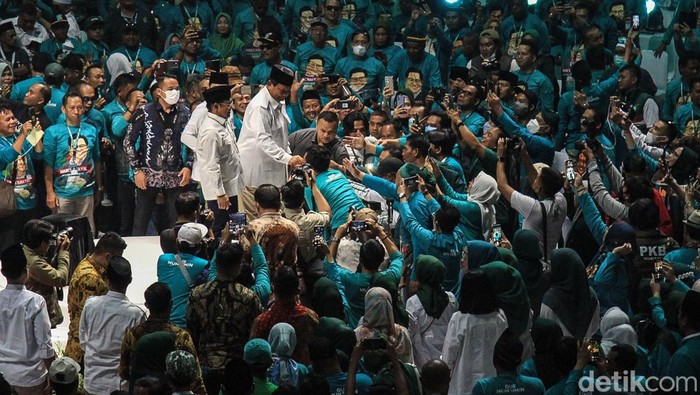 Ketua Umum PKB Muhaimin Iskandar dan Ketua Umum Partai Gerindra, Prabowo Subianto tampil satu panggung di acara PKB, Road to Election 2024, di Tenis Indoor Senayan, Jakarta, Minggu (30/10/2022).