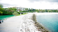 Jika melalui Pura Geger Dalem Pemutih, wisatawan bakal dikenakan karcis masuk Rp 5.000 per orang. Ada lokasi pantai yang biasa digunakan untuk surfing turis yakni di depan pura. Jika air laut sedang surut, maka Anda juga berfoto di tebing pantai yang membentuk seperti gua. (Foto: Noviana Windri/detikBali)
