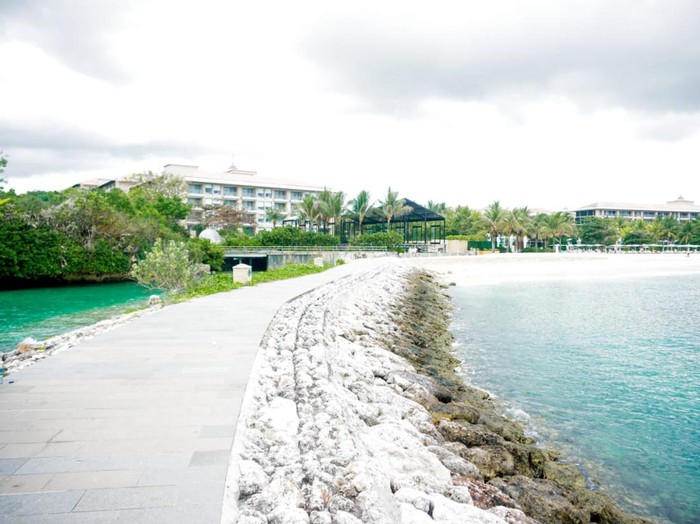 Jika melalui Pura Geger Dalem Pemutih, wisatawan bakal dikenakan karcis masuk Rp 5.000 per orang. Ada lokasi pantai yang biasa digunakan untuk surfing turis yakni di depan pura. Jika air laut sedang surut, maka Anda juga berfoto di tebing pantai yang membentuk seperti gua.