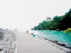 Namun, jika air sedang pasang, tenang saja perjalanan tidak akan sia-sia. Berjalankan ke arah Pura Geger. Di sebelah pura, ada jalan setapak kecil yang hanya bisa diakses motor dan jalan kaki. Jalan tersebut akan membawa Anda ke pantai tersembunyi tepat di belakang The Mulia hotel.  (Foto: Noviana Windri/detikBali)