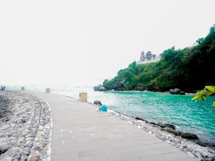 Namun, jika air sedang pasang, tenang saja perjalanan tidak akan sia-sia. Berjalankan ke arah Pura Geger. Di sebelah pura, ada jalan setapak kecil yang hanya bisa diakses motor dan jalan kaki. Jalan tersebut akan membawa Anda ke pantai tersembunyi tepat di belakang The Mulia hotel.