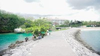 Pantai Geger yang baru-baru ini viral adalah spot di sebelah pemecah ombak. Air laut begitu tenang dan biru sekali. Di sini, Anda bisa mandi sepuas hati sebab spot tersebunyi ini masih sepi dari serbuan wisatawan. (Foto: Noviana Windri/detikBali)
