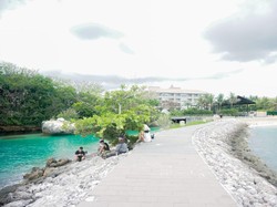 Pantai Geger yang baru-baru ini viral adalah spot di sebelah pemecah ombak. Air laut begitu tenang dan biru sekali. Di sini, Anda bisa mandi sepuas hati sebab spot tersebunyi ini masih sepi dari serbuan wisatawan. (Foto: Noviana Windri/detikBali)