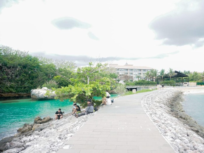 Pantai Geger yang baru-baru ini viral adalah spot di sebelah pemecah ombak. Air laut begitu tenang dan biru sekali. Di sini kamu bisa mandi sepuas hati sebab spot tersebunyi ini masih sepi dari serbuan wisatawan