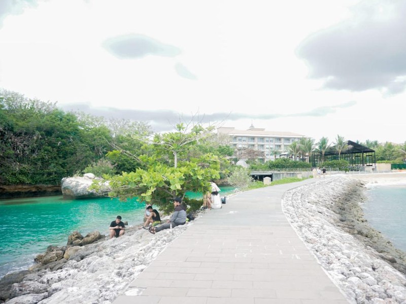 Pantai Geger yang baru-baru ini viral adalah spot di sebelah pemecah ombak. Air laut begitu tenang dan biru sekali. Di sini kamu bisa mandi sepuas hati sebab spot tersebunyi ini masih sepi dari serbuan wisatawan