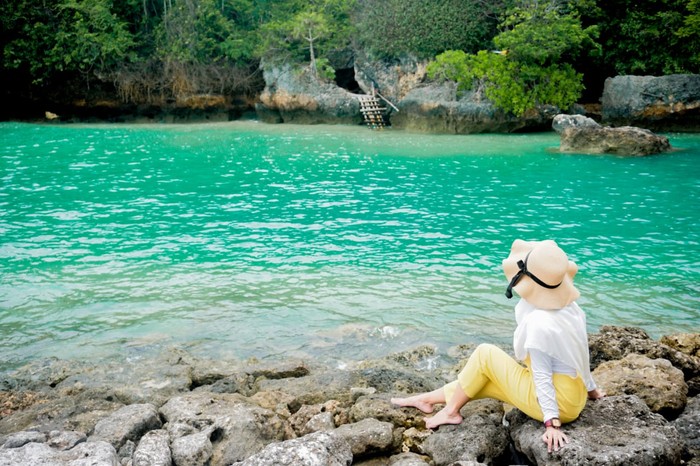 Pantai Geger terletak di Kelurahan Benoa, Kecamatan Kuta Selatan, Kabupaten Badung, Bali. Pantai yang sempat viral ini bak surga tersembunyi di Bali Selatan.