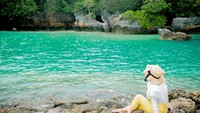 Disarankan, agar membawa makanan dan minuman sendiri sebab tak ada yang berjualan makanan di sekitar pantai. Selain itu, lebih baik jika kamu membawa alas dan pelindung kepala dari panas seperti topi. Di spot ini hanya ada satu pohon perindang kecil yang bisa untuk berteduh. (Foto: Noviana Windri/detikBali)