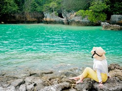 Disarankan, agar membawa makanan dan minuman sendiri sebab tak ada yang berjualan makanan di sekitar pantai. Selain itu, lebih baik jika kamu membawa alas dan pelindung kepala dari panas seperti topi. Di spot ini hanya ada satu pohon perindang kecil yang bisa untuk berteduh. (Foto: Noviana Windri/detikBali)