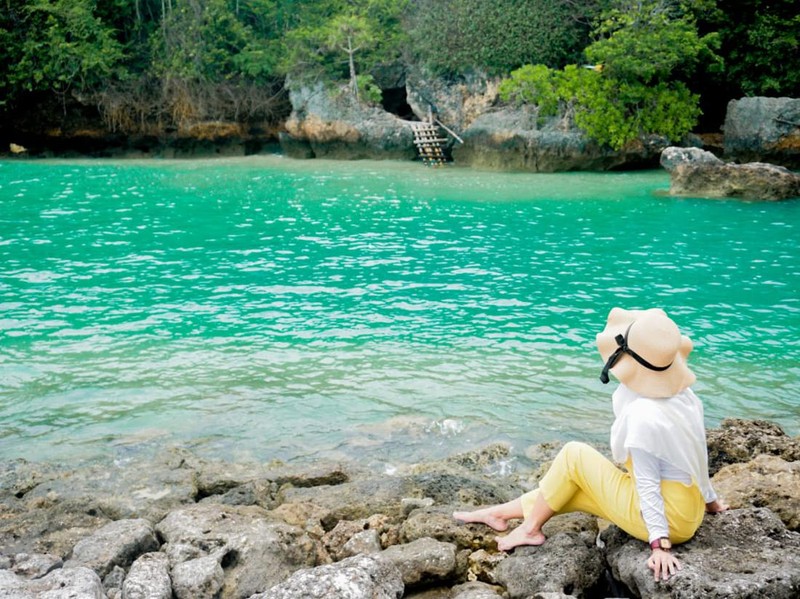 Pantai Geger terletak di Kelurahan Benoa, Kecamatan Kuta Selatan, Kabupaten Badung, Bali. Pantai yang sempat viral ini bak surga tersembunyi di Bali Selatan.