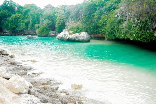 Pantai Geger terletak di Benoa, Kecamatan Kuta Selatan, Kabupaten Badung, Bali. Pantai Geger ini ada tepat di area The Mulia hotel. Ada dua spot yang bisa dijangkau wisatawan. Spot pertama adalah bisa diakses melalui jalan kecil sebelum The Mulia hotel. Dan spot kedua bisa melalui Pura Geger Dalem Pemutih.