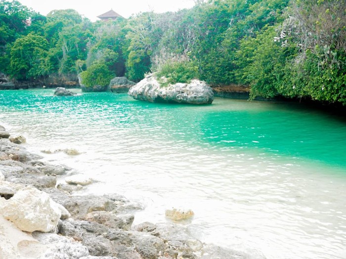 Pantai Geger terletak di Benoa, Kecamatan Kuta Selatan, Kabupaten Badung, Bali. Pantai Geger ini ada tepat di area The Mulia hotel. Ada dua spot yang bisa dijangkau wisatawan. Spot pertama adalah bisa diakses melalui jalan kecil sebelum The Mulia hotel. Dan spot kedua bisa melalui Pura Geger Dalem Pemutih.