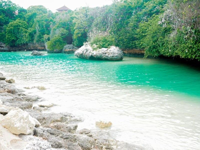 Pantai Geger terletak di Benoa, Kecamatan Kuta Selatan, Kabupaten Badung, Bali. Pantai Geger ini ada tepat di area The Mulia hotel. Ada dua spot yang bisa dijangkau wisatawan. Spot pertama adalah bisa diakses melalui jalan kecil sebelum The Mulia hotel. Dan spot kedua bisa melalui Pura Geger Dalem Pemutih.