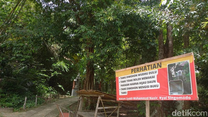 Papan peringatan di makam Syekh Nasher, Dukuh Singomodo, Desa Kandangsapi, Kecamatan Jenar, Kabupaten Sragen. Foto diunggah pada Minggu (30/10/2022).