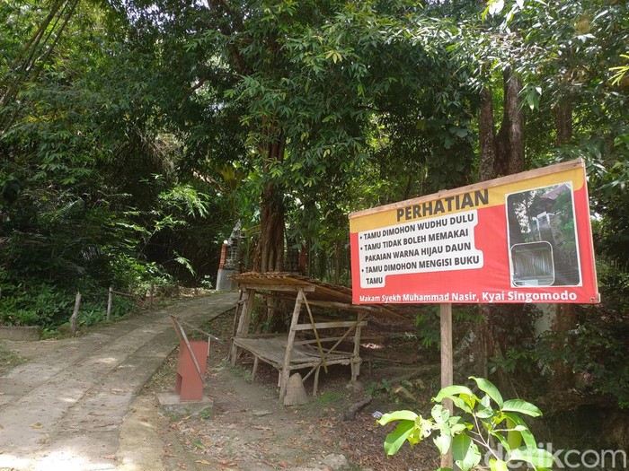 Papan peringatan di makam Syekh Nasher, Dukuh Singomodo, Desa Kandangsapi, Kecamatan Jenar, Kabupaten Sragen. Foto diunggah pada Minggu (30/10/2022).