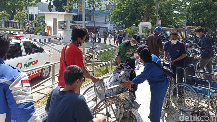 Pasien RS Permata Hijau dievakuasi.