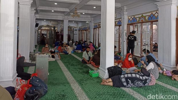 Pasien RS Permata Hijau dievakuasi.