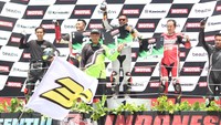 Pandujet naik podium juara satu bersama para pebalap senior yang terpaut jauh umur dengannya. Yang pertama bersyukur bisa jadi juara satu dalam ajang Motul Race Championship, ucap Pandujet usai lomba.(dok.detikSport)