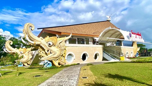 Pelabuhan Sanur, Denpasar, Bali, dengan desain jukung mecadik pola gajah mina.