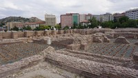 Meski saat ini hanya tersisa reruntuhannya saja, tetapi di pemandian Caracalla ini kita masih bisa melihat ruangan pemandian utama yang luasnya 140x180 meter. (Wahyu Setyo/detikTravel)