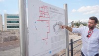 Pemandu wisata kami, Yevuz Sezen menjelaskan seluk beluk tempat ini. Zaman dahulu, orang Romawi kuno suka sekali mandi-mandi. Maka dari itu, mereka membangun tempat pemandian seperti ini di setiap kota yang mereka bangun atau taklukkan. (Wahyu Setyo/detikTravel)