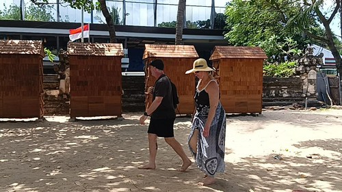 Pemasangan gerobak di sepanjang pantai Kuta yang terbuat dari kayu ulin.