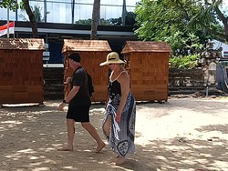 Rombong kayu ulin untuk pedagang di Pantai Kuta. Foto: Triwidiyanti