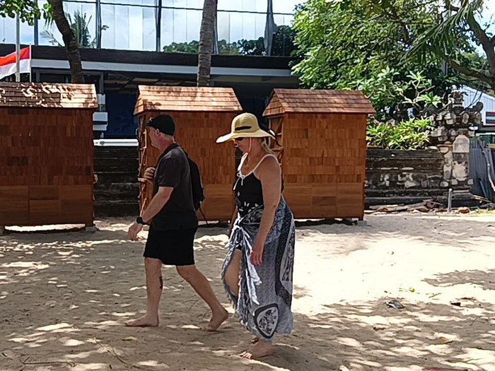 Pemasangan gerobak di sepanjang pantai Kuta yang terbuat dari kayu ulin.