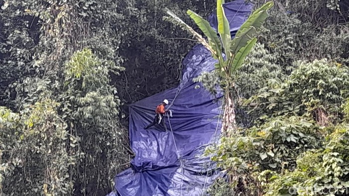 Pemasangan terpal oleh Pusdalops BPBD Sumedang