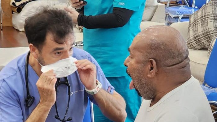 Pemeriksaan Lukan Enembe oleh dokter asing untuk kedua kalinya.