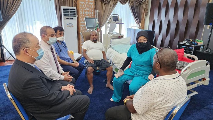 Pemeriksaan Lukan Enembe oleh dokter asing untuk kedua kalinya.
