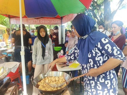 Pemilik Bakso Goreng Kedai Mang Attan, Lili Supriyati (40) di CFD Renon, Denpasar.