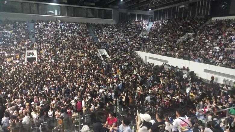 Penampakan lautan manusia di festival musik Bedendang Bergoyang di Istora Senayan, Jakarta Pusat. Puluhan orang dilaporkan pingsan. Penampakan lautan manusia di festival musik Bedendang Bergoyang di Istora Senayan, Jakarta Pusat, Sabtu (29/10/2022). Puluhan orang dilaporkan pingsan.
