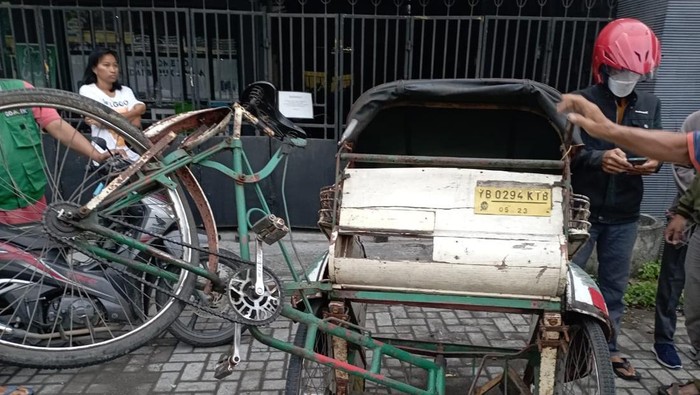 Penarik becak tewas tertabrak truk di Jalan Parangtritis, Bantul, Minggu (30/10/2022).