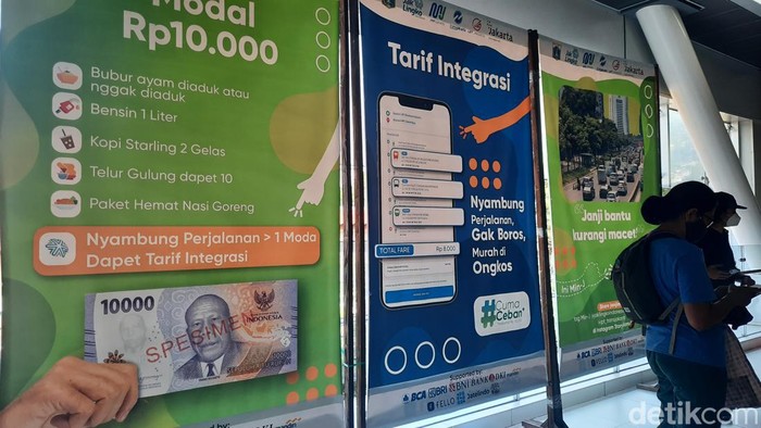 Penggunaan Aplikasi JakLingko untuk naik transportasi di Jakarta.