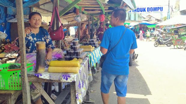 Penjual makanan khas Dompu, Timbu di Pasar Tradisional Dompu.
