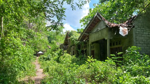 Perumahan terbengkalai di Kelurahan Liligundi, Kecamatan Buleleng, Kabupaten Buleleng, Bali.