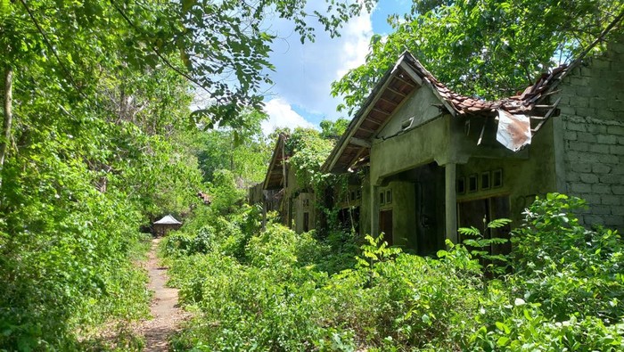 Perumahan terbengkalai di Kelurahan Liligundi, Kecamatan Buleleng, Kabupaten Buleleng, Bali. Perumahan terbengkalai di Kelurahan Liligundi, Kecamatan Buleleng, Kabupaten Buleleng, Bali.