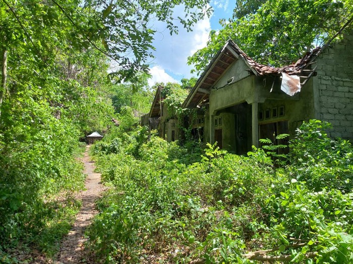 Perumahan terbengkalai di Kelurahan Liligundi, Kecamatan Buleleng, Kabupaten Buleleng, Bali.