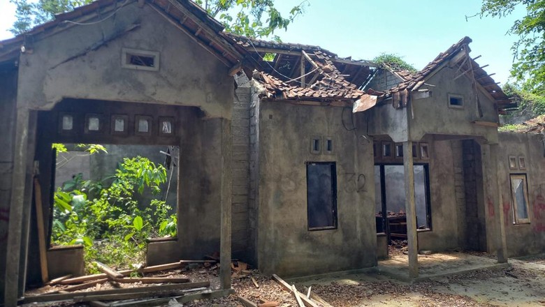 Perumahan terbengkalai di Kelurahan Liligundi, Kecamatan Buleleng, Kabupaten Buleleng, Bali. Perumahan terbengkalai di Kelurahan Liligundi, Kecamatan Buleleng, Kabupaten Buleleng, Bali.