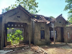 Beberapa bangunan di tempat ini sudah hancur, bahkan banyak di antaranya terlihat tidak memiliki atap alias kopong. Foto: Made Wijaya Kusuma